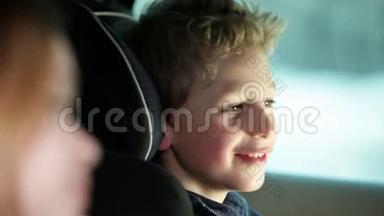 <strong>一家人开车</strong>去度假时，汽车后座上的男孩特写镜头